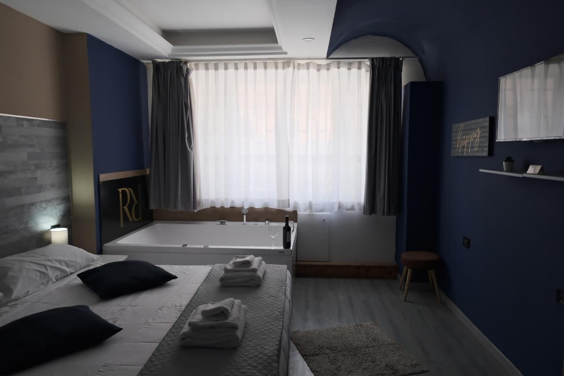 Royalty Rooms & Spa