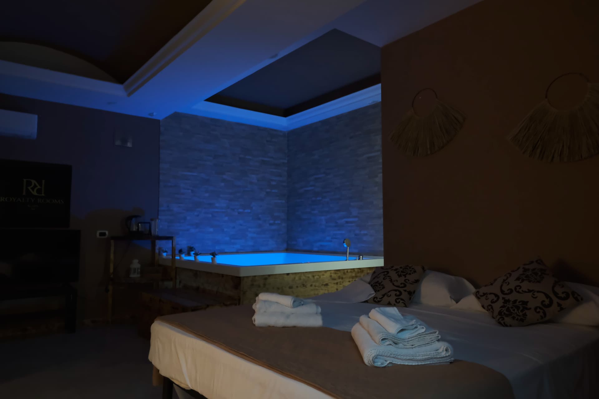 Royalty Rooms & Spa