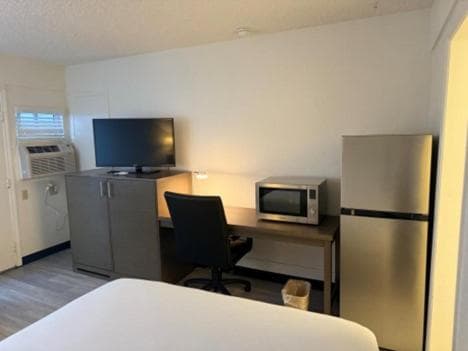 MC Pacific Inn & Suites