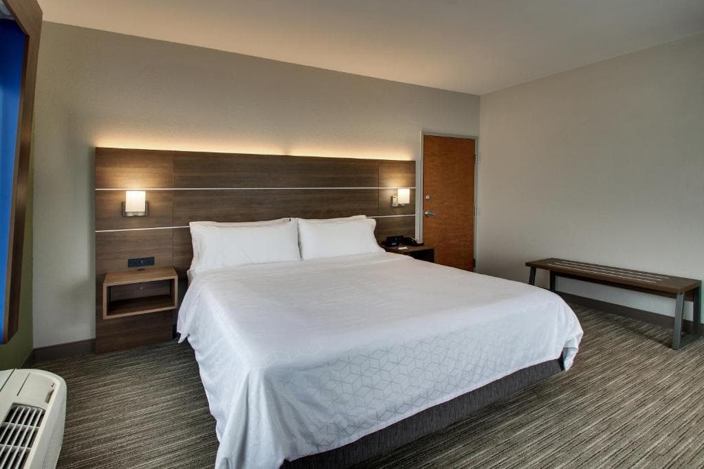 Holiday Inn Express & Suites Chicago North-Waukegan-Gurnee