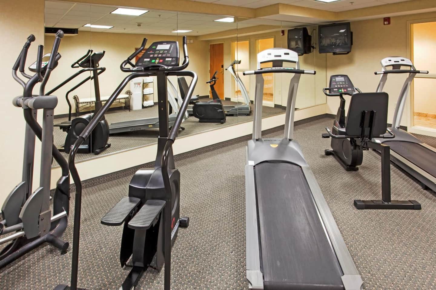 Holiday Inn Express & Suites Boston - Marlboro