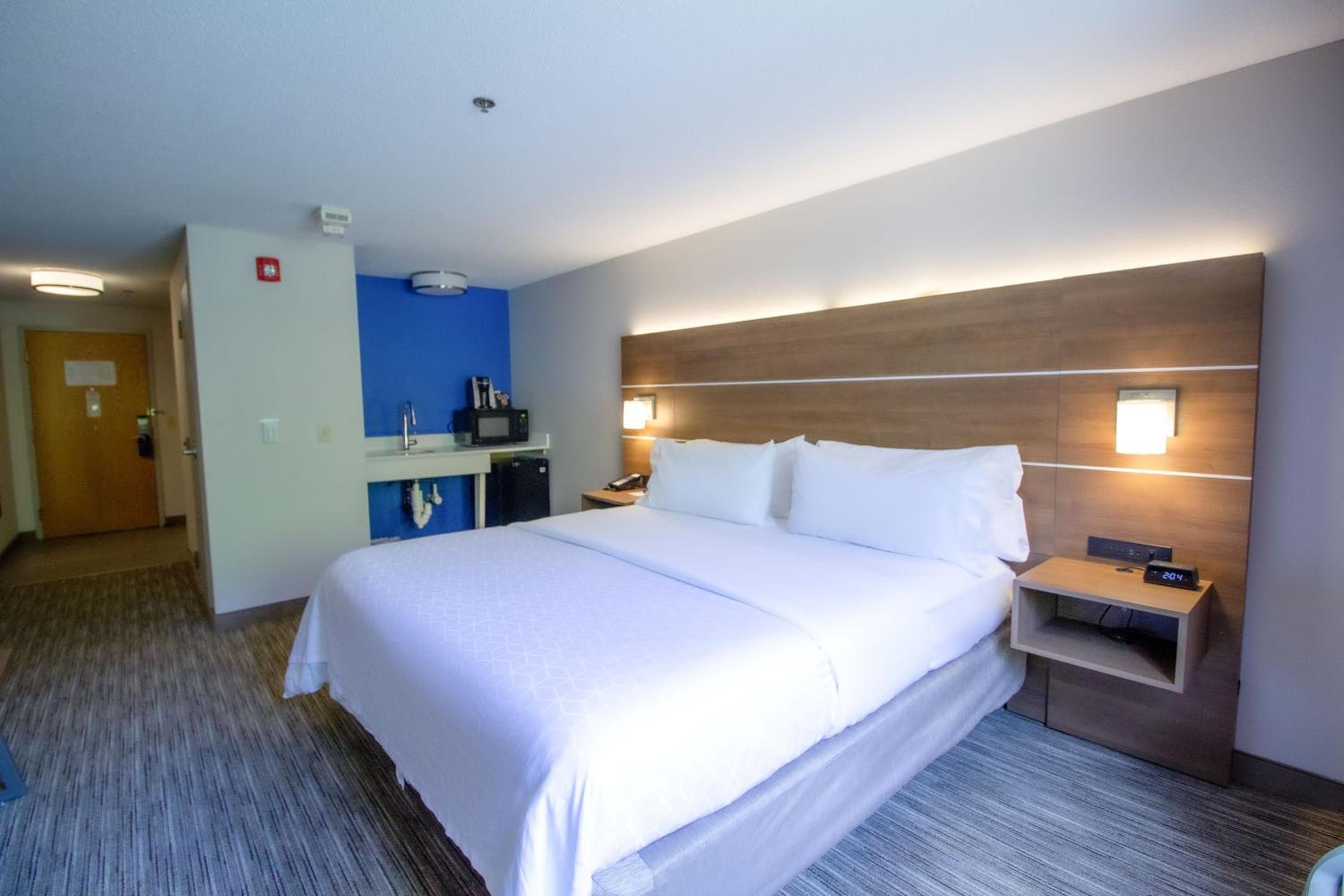 Holiday Inn Express & Suites - Lincoln East - White Mountains, an IHG Hotel