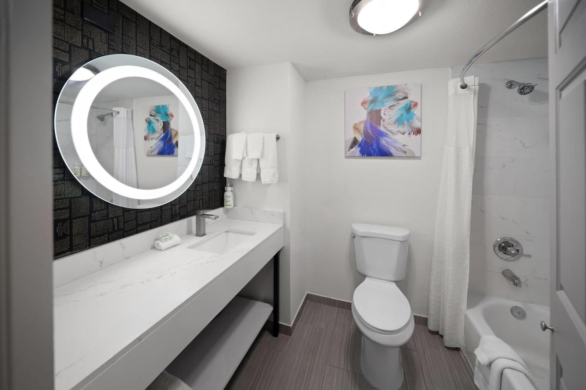 La Quinta Inn & Suites by Wyndham Houston Bush IAH South