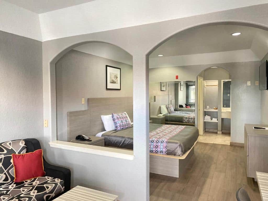 Island Suites Hobby Airport