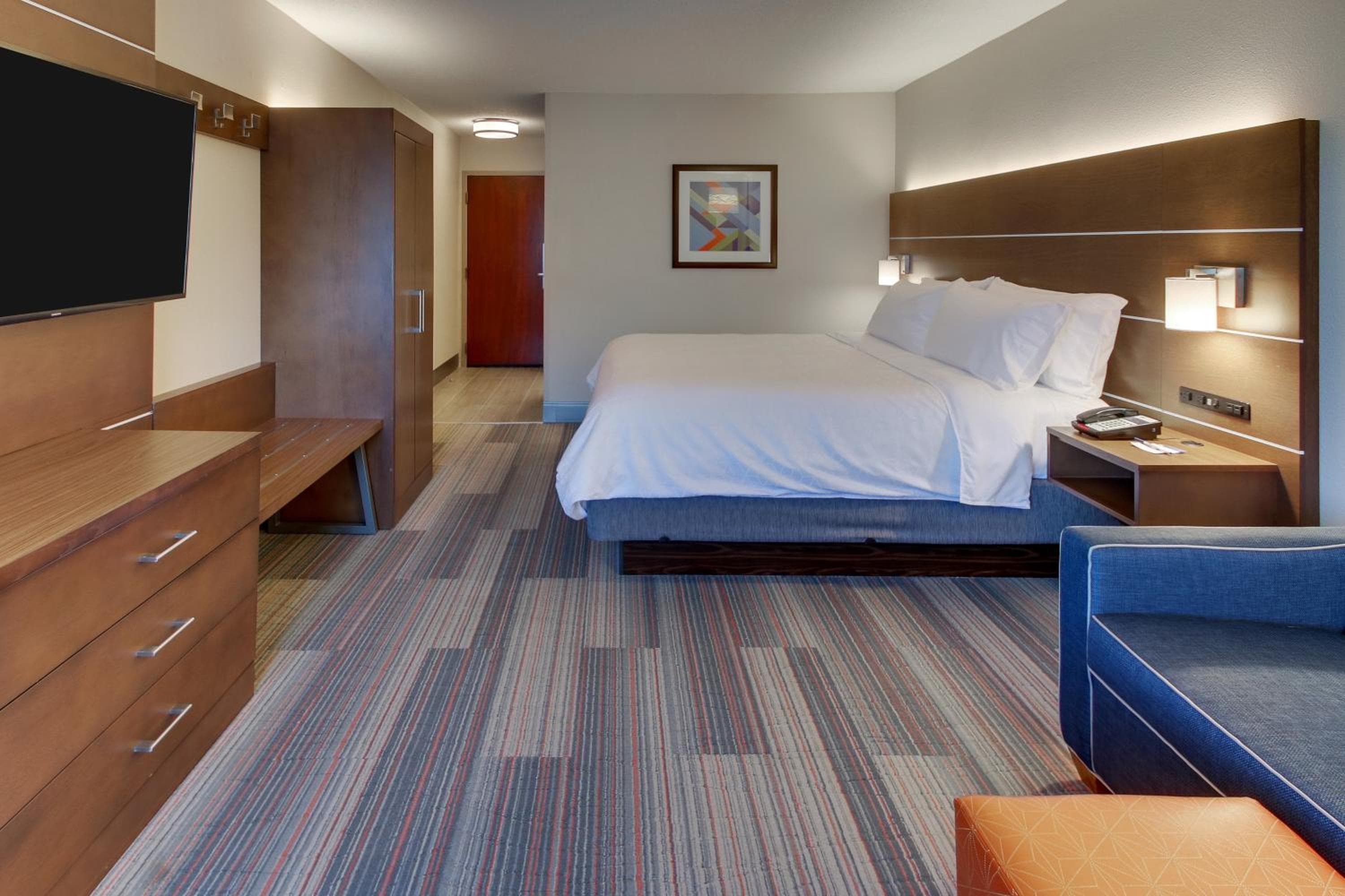 Holiday Inn Express & Suites Atlanta Perimeter Mall Hotel by IHG