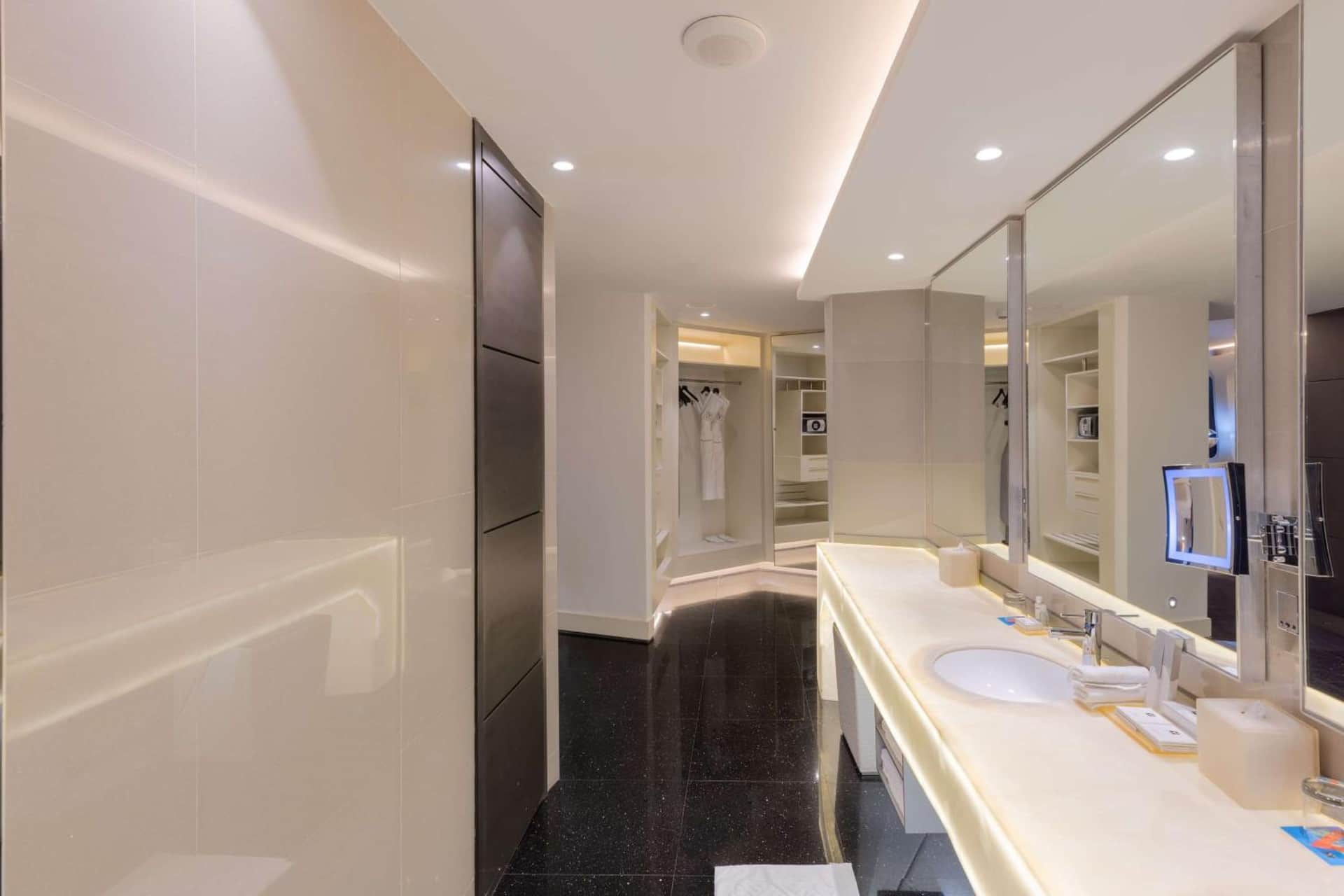 V Hotel Dubai, Curio Collection by Hilton