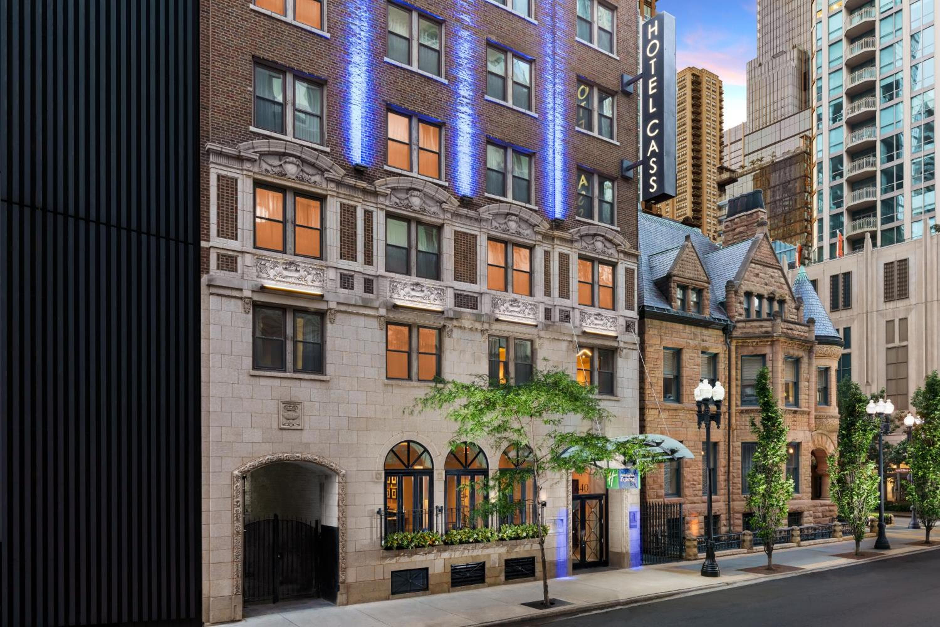 Hotel Cass, Holiday Inn Express (Chicago Magnificent Mile)