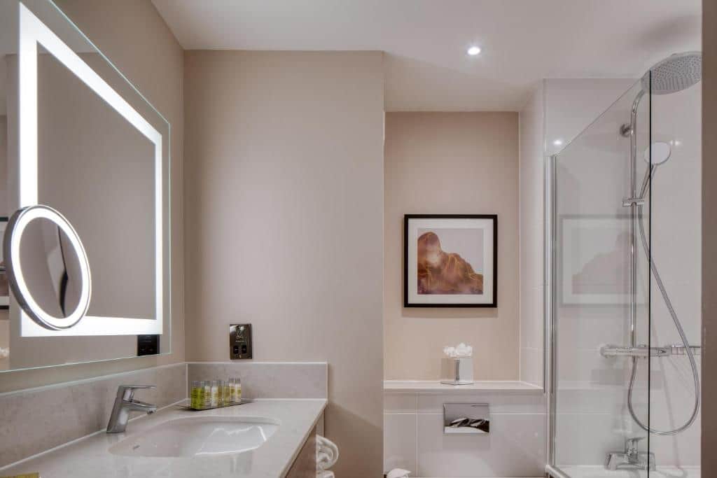 DoubleTree by Hilton Dartford Bridge